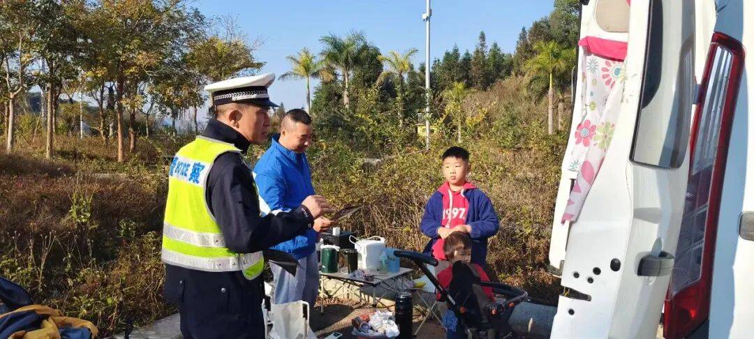 二大队:筑牢旅居车安全防线 守护春节平安团圆路不朽情缘登录入口春节警 象往平安年|高速交警(图3) 二大队:筑牢旅居车安全防线 守护春节平安团圆路不朽情缘登录入口春节警 象往平安年|高速交警(图3)